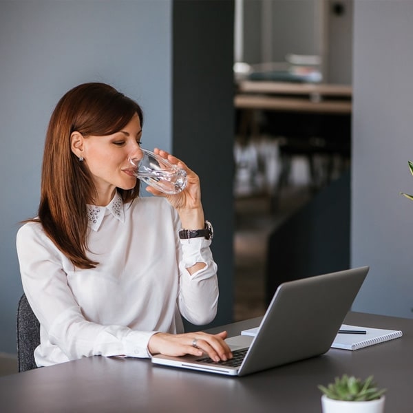 woman-drinking-water-office